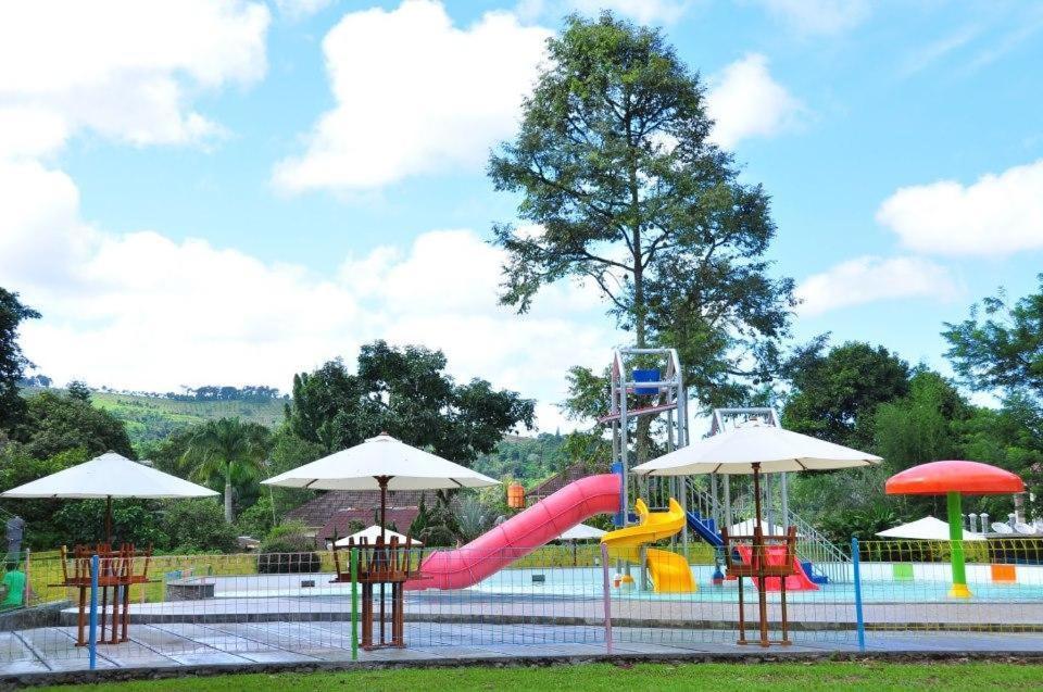 Puncak Village Hotel&Kampung Main Anak Gadok Exterior foto